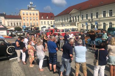 V Rajd pojazdów zabytkowych Tylko dla Zuchwałych - samochody zabytkowe w rynku w Oleśnicy